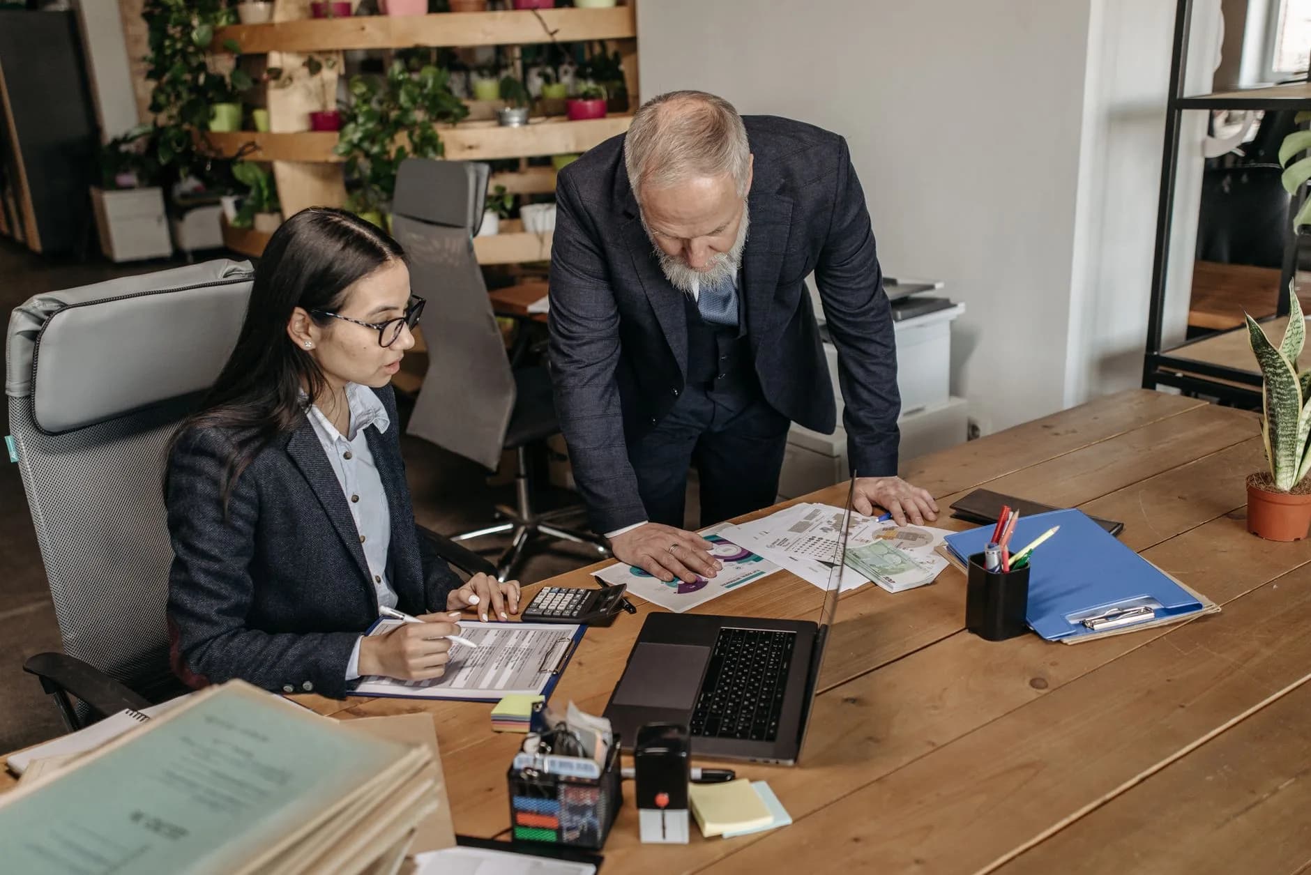 Business professionals having a discussion at office desk, reviewing documents and strategies. · Фото: Pavel Danilyuk / Pexels