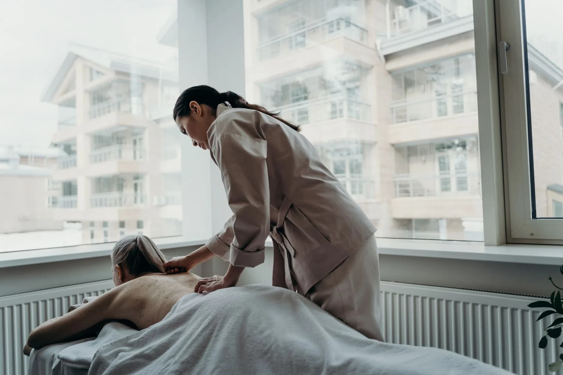 Woman receiving a back massage in a spa, promoting relaxation and wellness. · Фото: cottonbro studio / Pexels