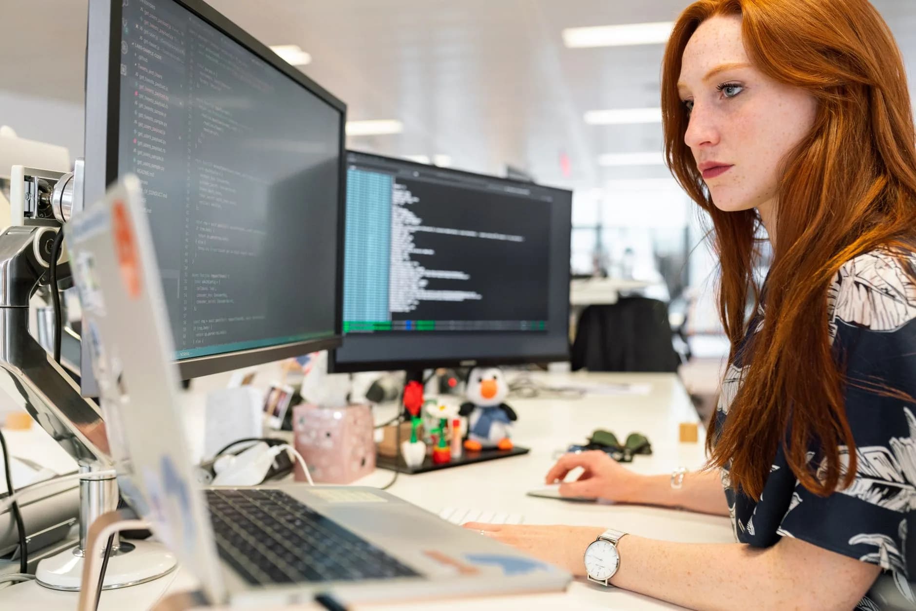 A focused female software engineer coding on dual monitors in a modern office. · Фото: ThisIsEngineering / Pexels